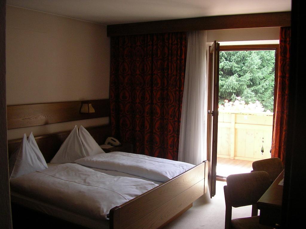 Hotel Burgblick San Lorenzo di Sebato Pokoj fotografie